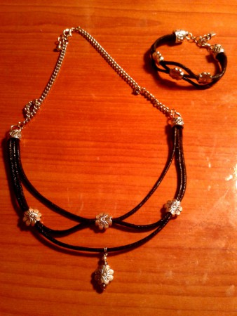 Cuero negro y plata.